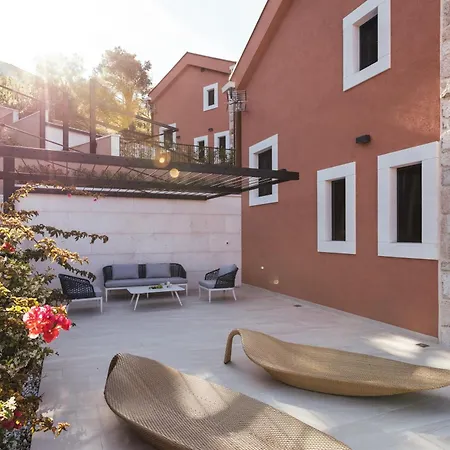 Val & Sol Villa *